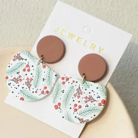 FREE💗With Purchase💗Holly Branch Print Holiday Christmas Earrings - Resin - NEW - Picture 1 of 4